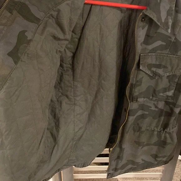 Size Med camo American eagle utility jacket worn once . Lightly quilted lining - Picture 3 of 5